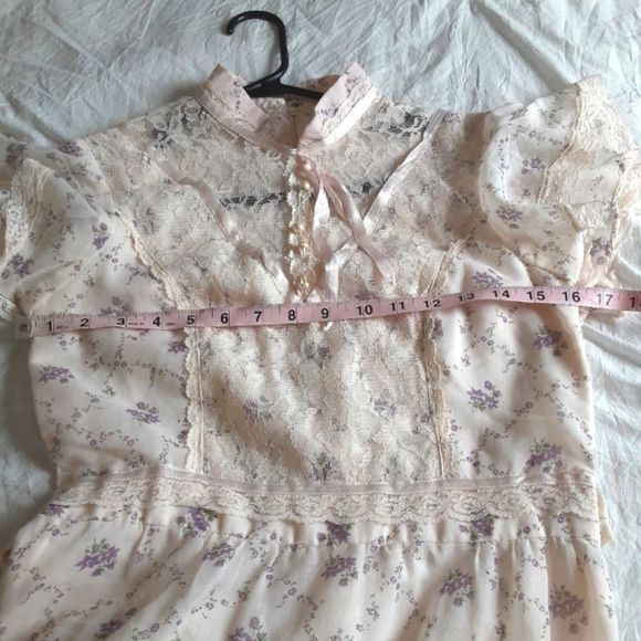 Vintage 1970's Cream and purple Floral Print Maxi Dress, High Neck Lace Floral - Picture 9 of 12